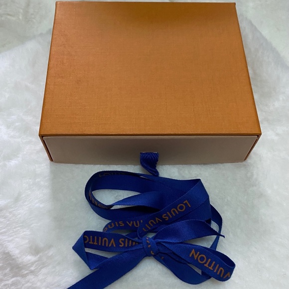 LOUIS VUITTON Silk Jeu De Louis BB Bandeau Beige - Picture 7 of 10